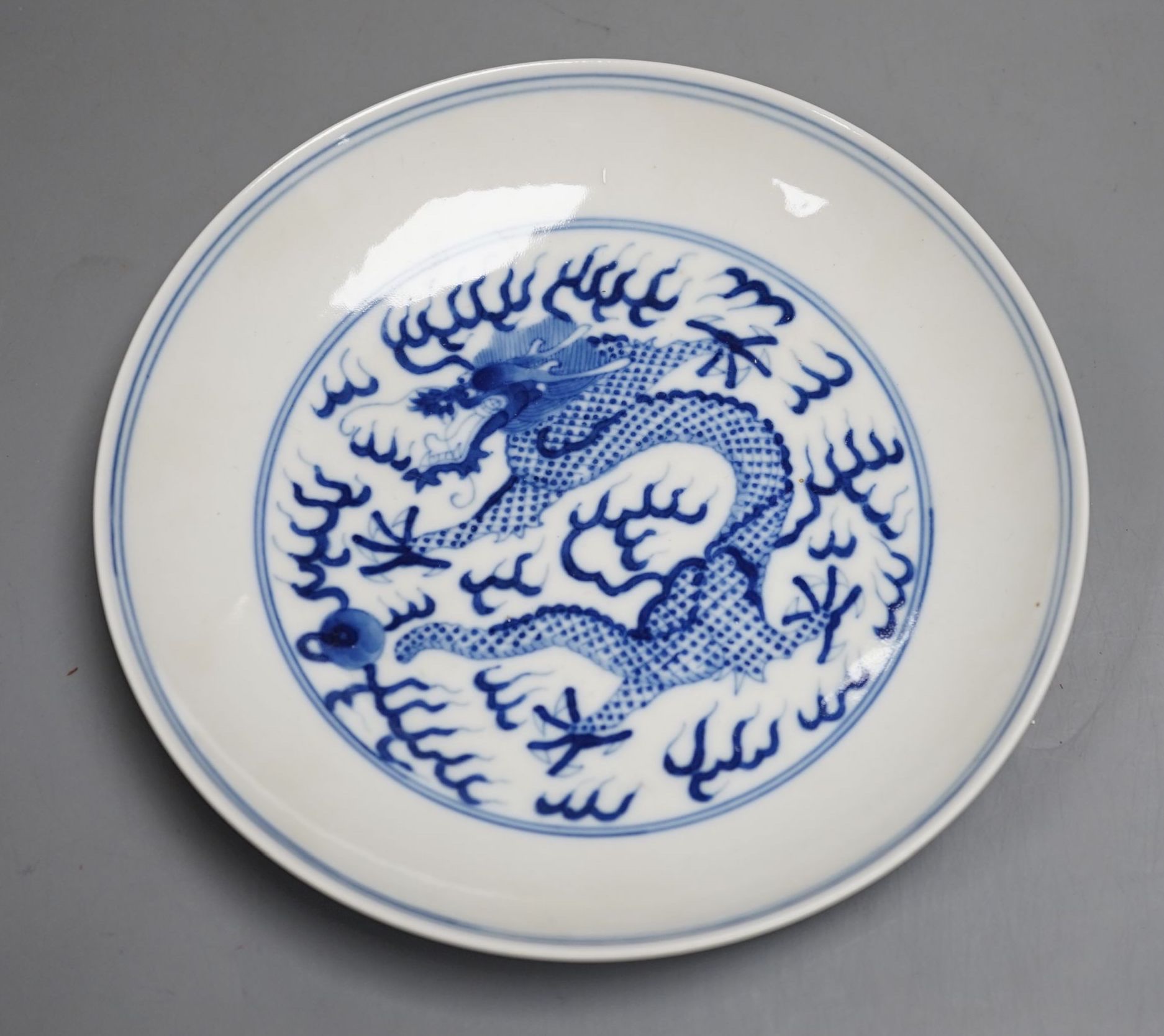 A Chinese blue and white ‘dragon’ dish, 16.5 cms diameter.